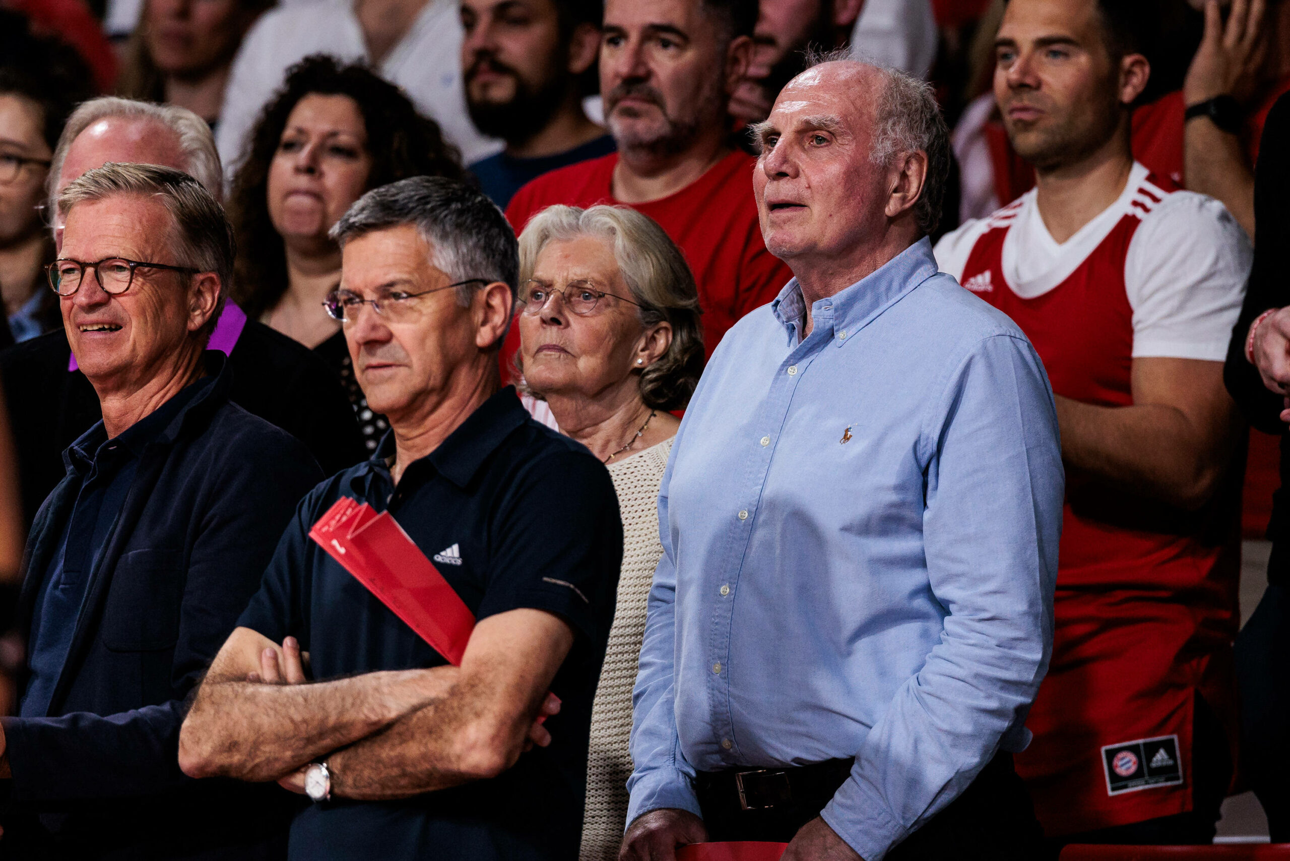 Bayern-Präsident Herbert Hainer (l., hier mit Uli Hoeneß beim Basketball) positionierte sich jüngst gegen die AfD.