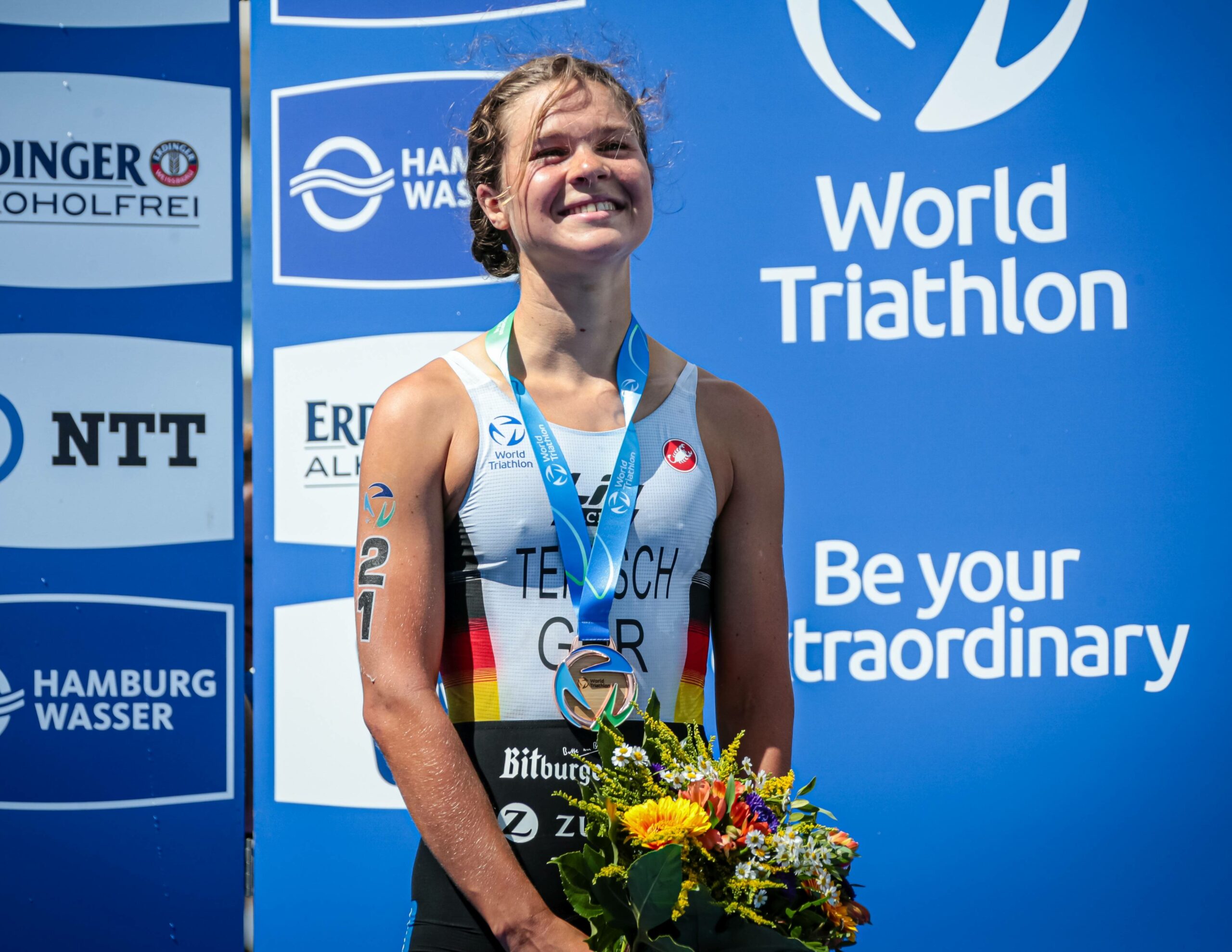 Lisa Tertsch lächelt auf einem Podium