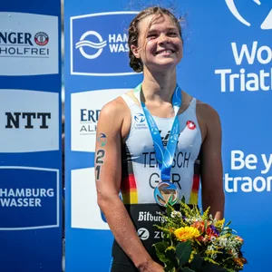 Lisa Tertsch lächelt auf einem Podium