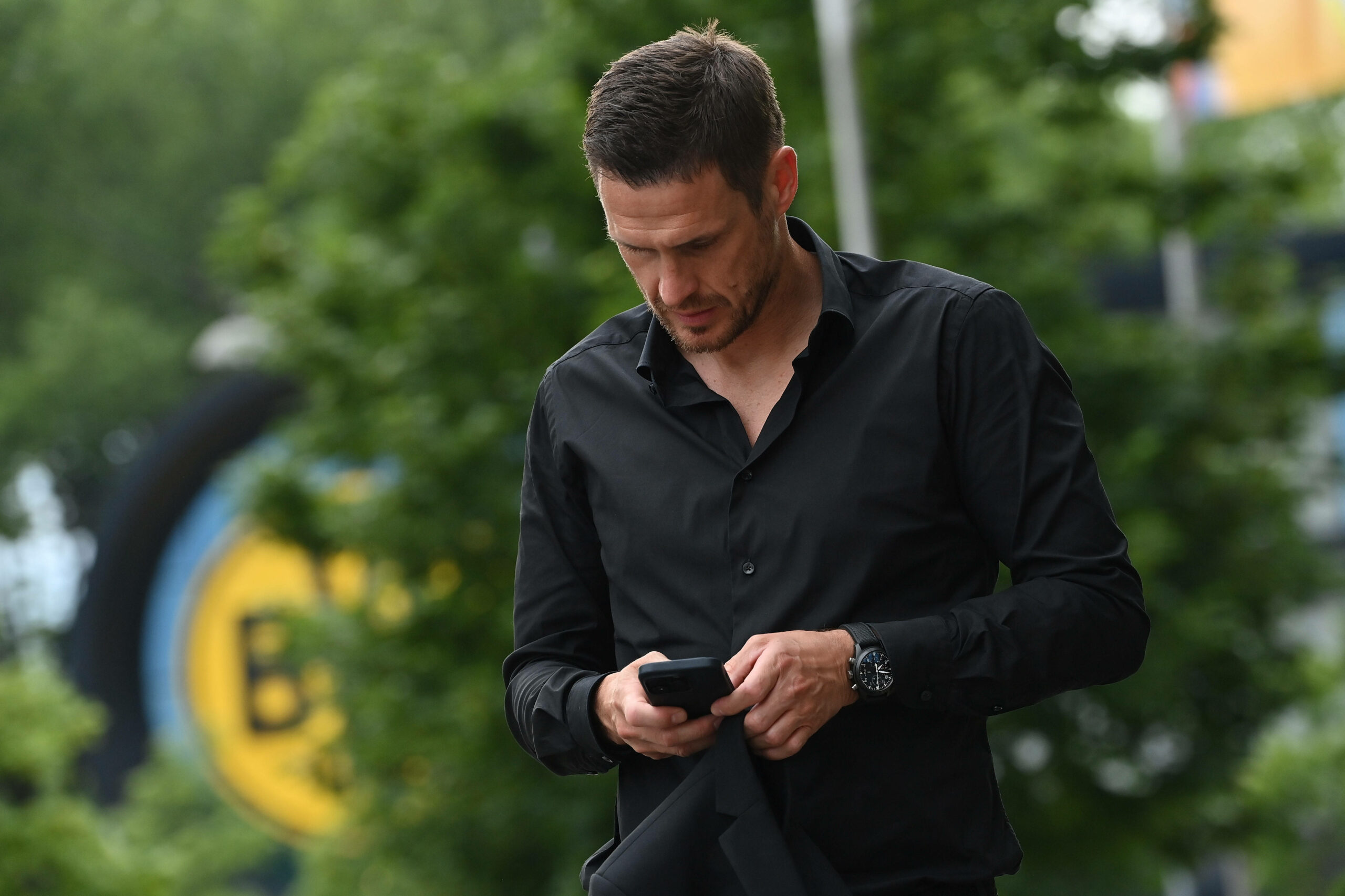 Sebastian Kehl guckt auf sein Smartphone.