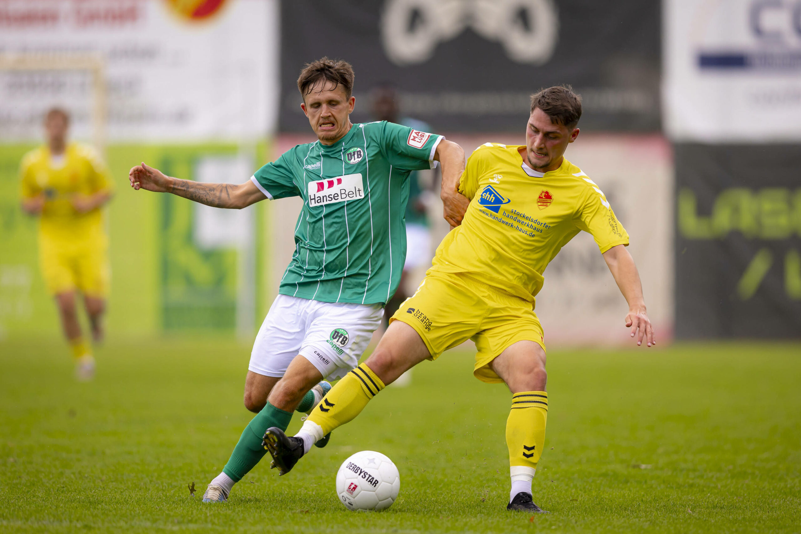 Jorik Wulff vom VfB Lübeck im Zweikampf mit Leon Will vom FC Dornbreite