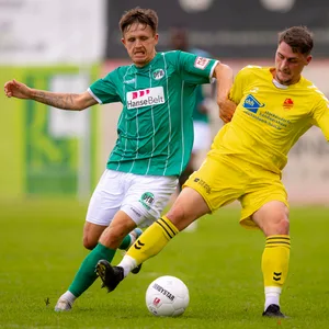 Jorik Wulff vom VfB Lübeck im Zweikampf mit Leon Will vom FC Dornbreite