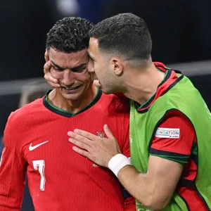 Cristiano Ronaldo wird nach seinem vergebenen Elfmeter getröstet.