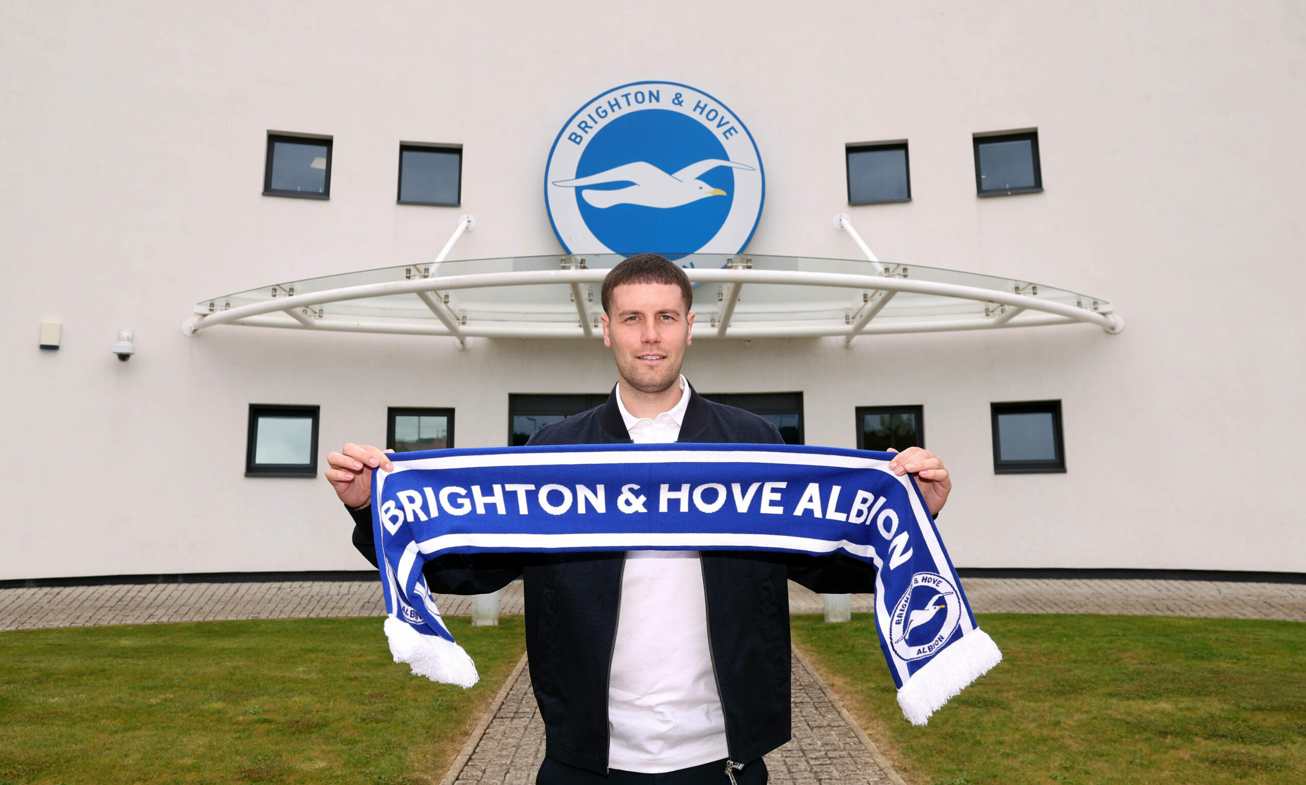Fabian Hürzeler posiert vor der Geschäftsstelle seines neuen Vereins Brighton & Hove Albion