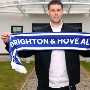 Fabian Hürzeler posiert vor der Geschäftsstelle seines neuen Vereins Brighton & Hove Albion