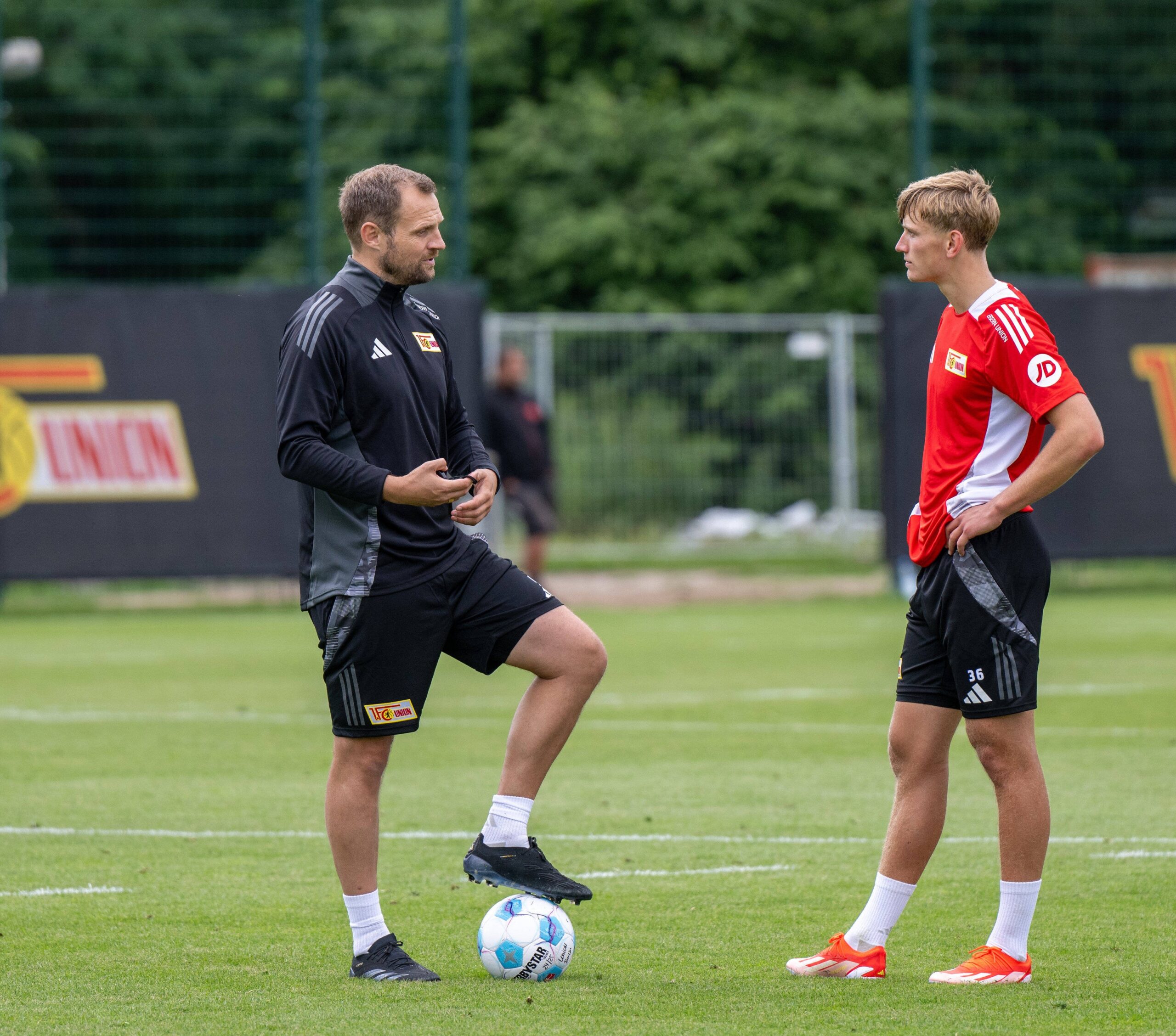 Aljoscha Kemlein im Dialog mit Unions Trainer Bo Svensson