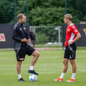 Aljoscha Kemlein im Dialog mit Unions Trainer Bo Svensson