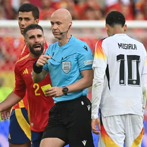 Dani Carvajal redet auf Schiedsrichter Anthony Taylor ein