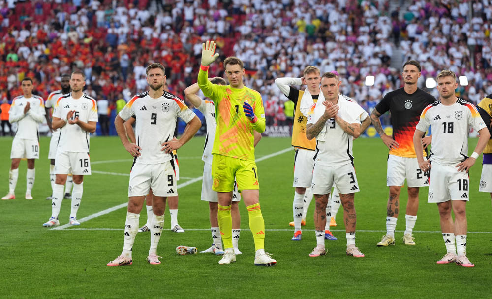 Abgang mit Beifall: Die Fans feierten Deutschlands Nationalspieler nach dem bitteren EM-Aus gegen Spanien.