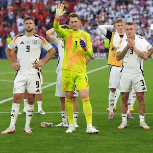 Abgang mit Beifall: Die Fans feierten Deutschlands Nationalspieler nach dem bitteren EM-Aus gegen Spanien.