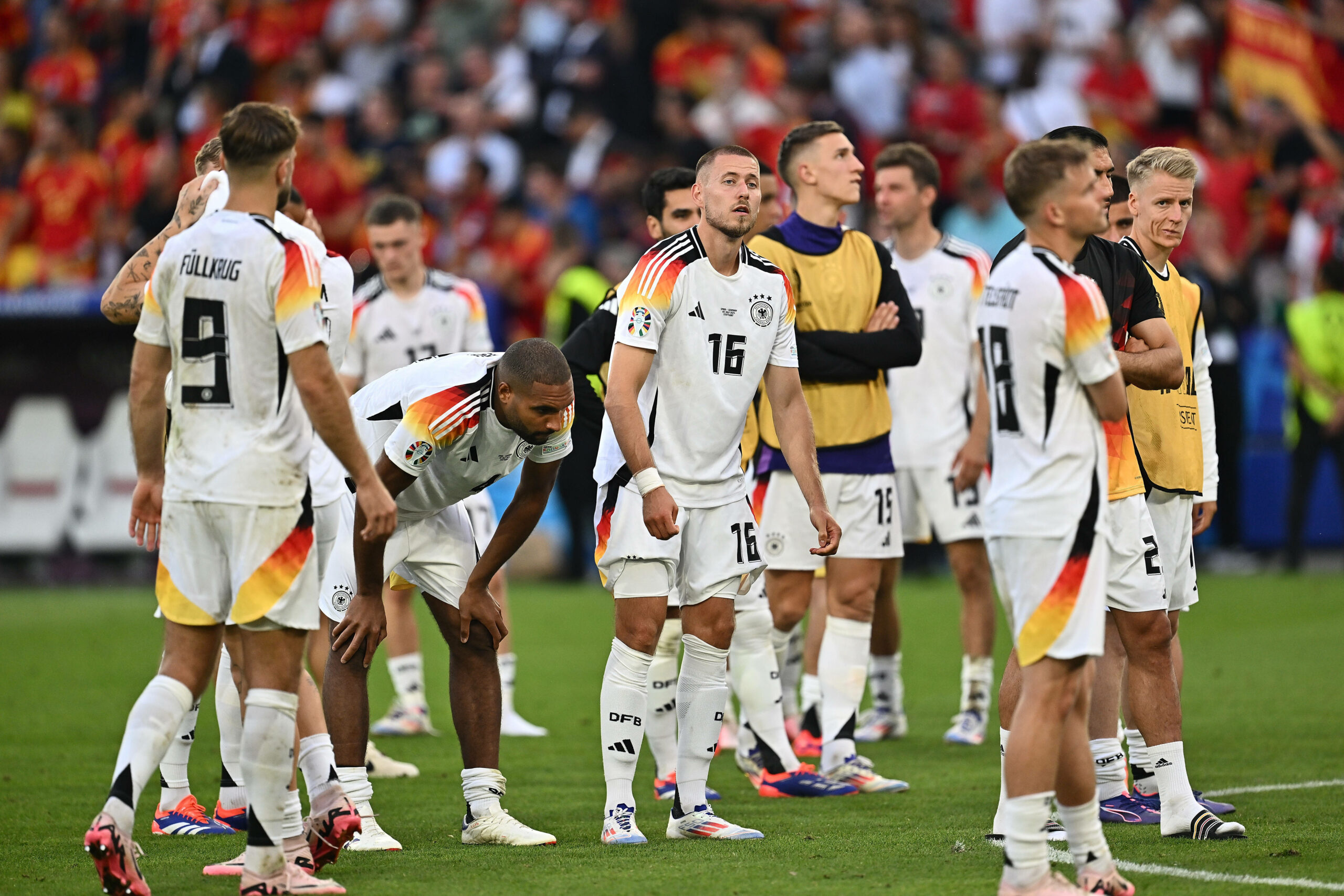 DFB-Spieler stehen traurig vor den Fans nach dem EM-Aus