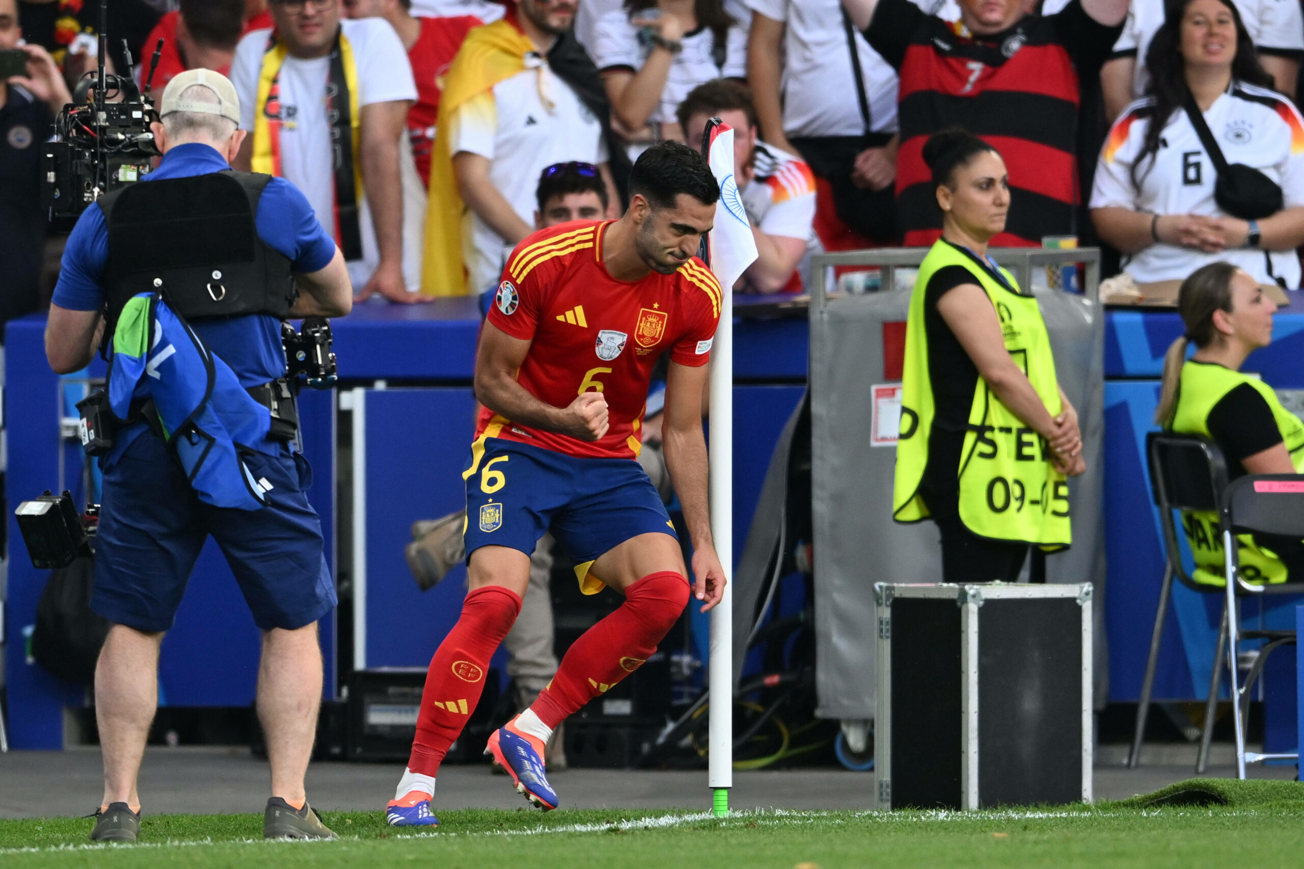 Mikel Merino jubelt über seinen Treffer gegen Deutschland