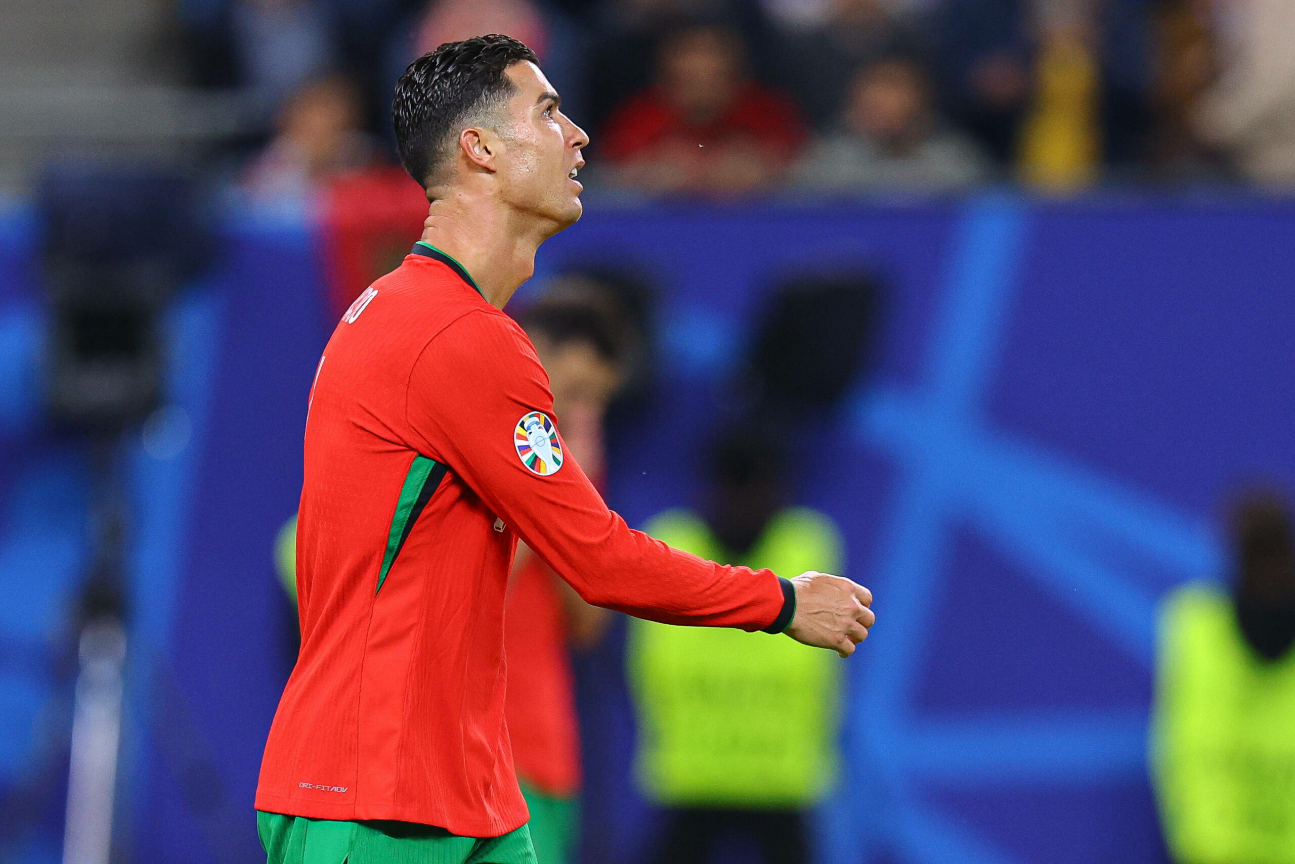 Cristiano Ronaldo guckt verzweifelt über den Platz