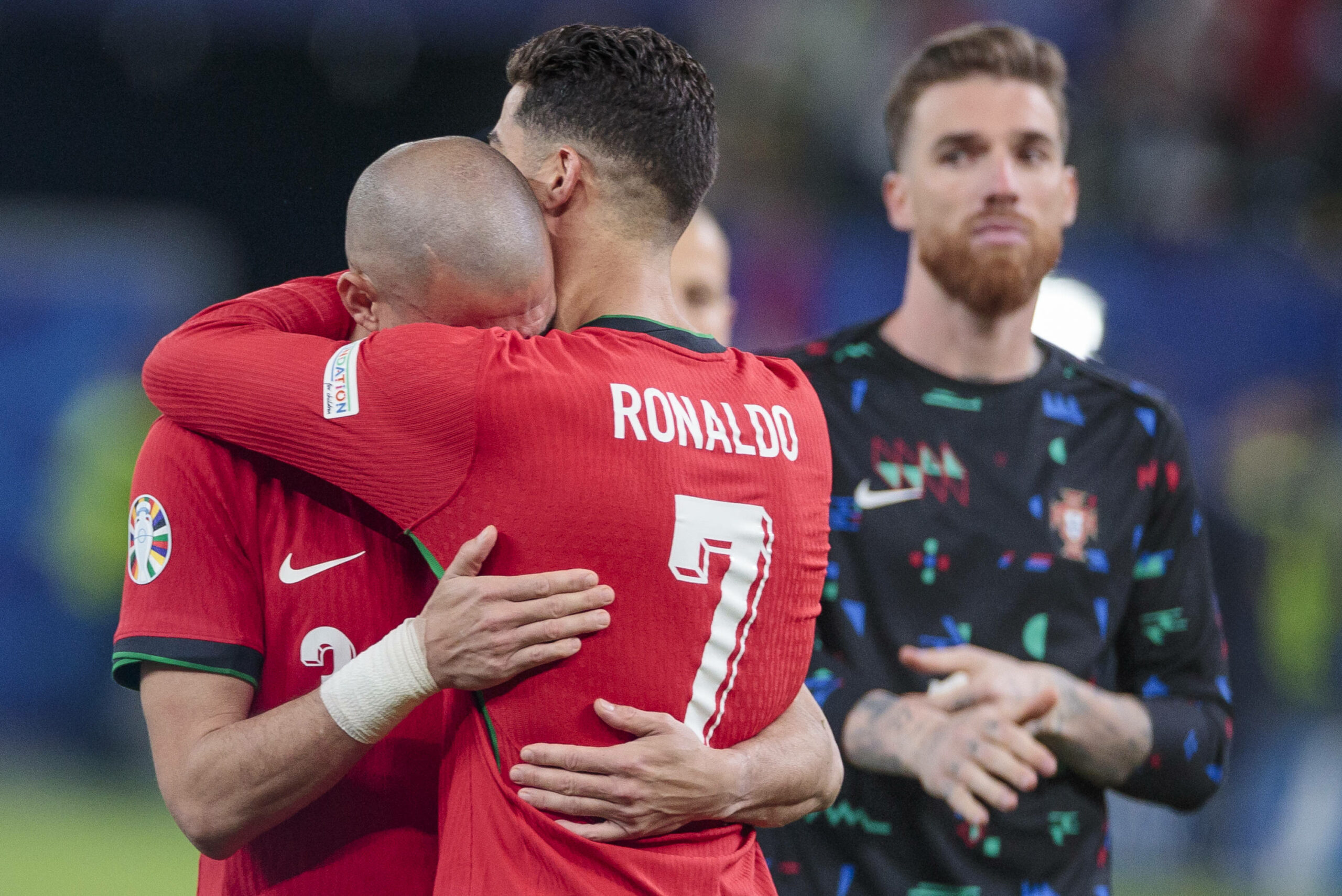 Ronaldo tröstet Pepe nach EM-Aus