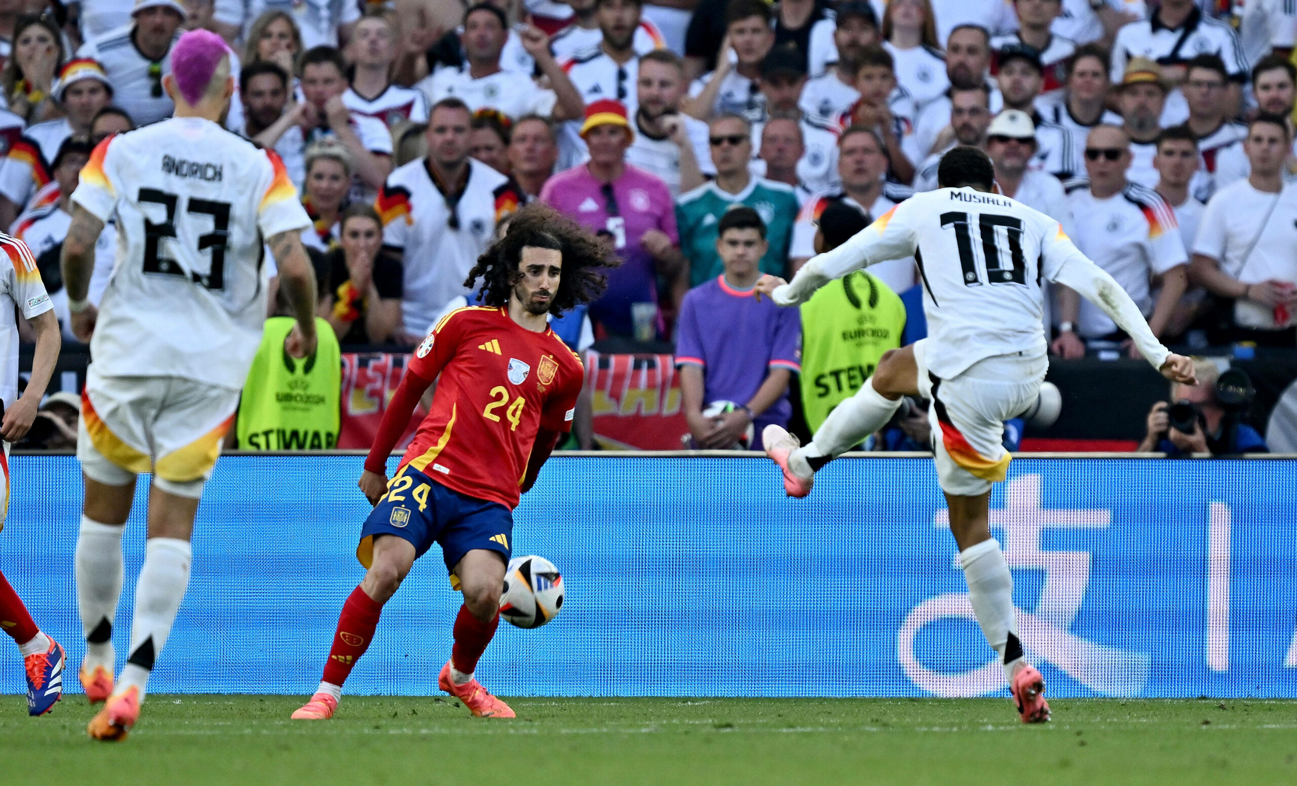 Marc Cucurella bekommt einen Schuss an die Hand