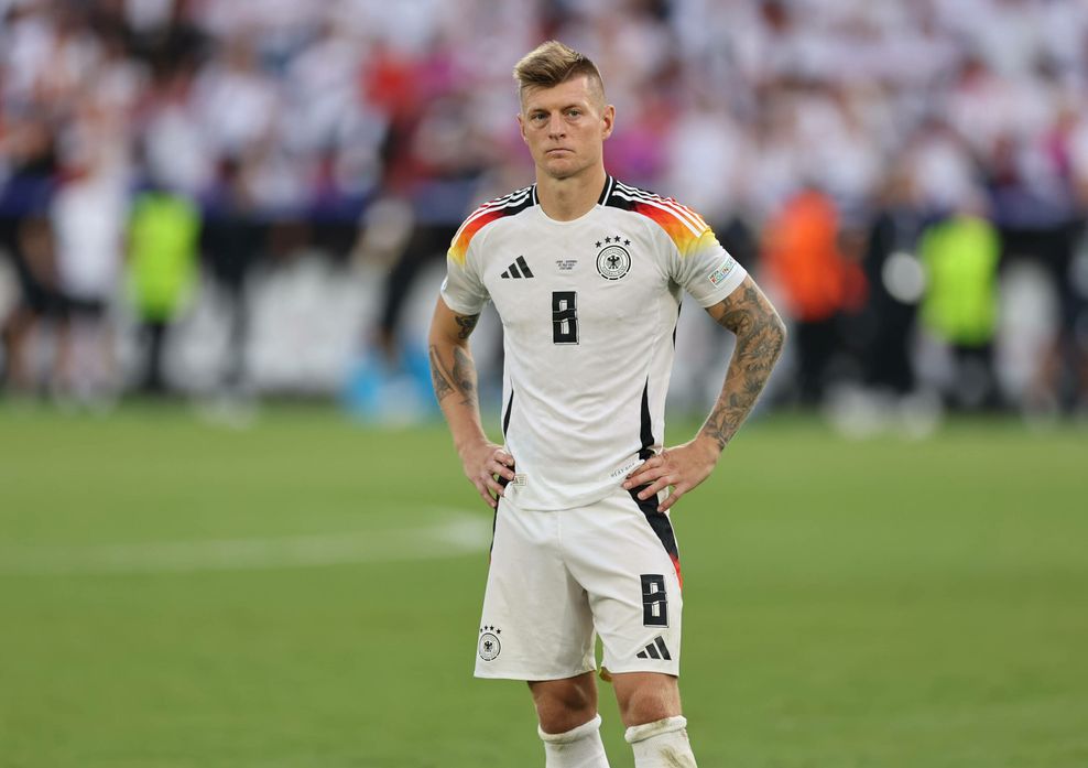 Toni Kroos steht nach dem EM-Aus noch auf dem Rasen