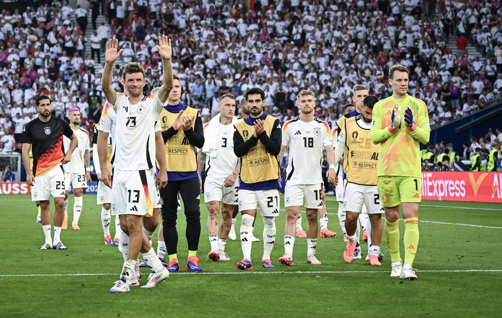 Deutschlands Nationalspieler verabschieden sich nach dem EM-Aus gegen Spanien von ihren Fans.