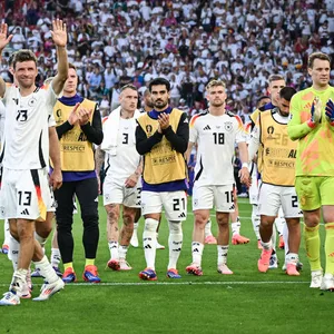 Deutschlands Nationalspieler verabschieden sich nach dem EM-Aus gegen Spanien von ihren Fans.
