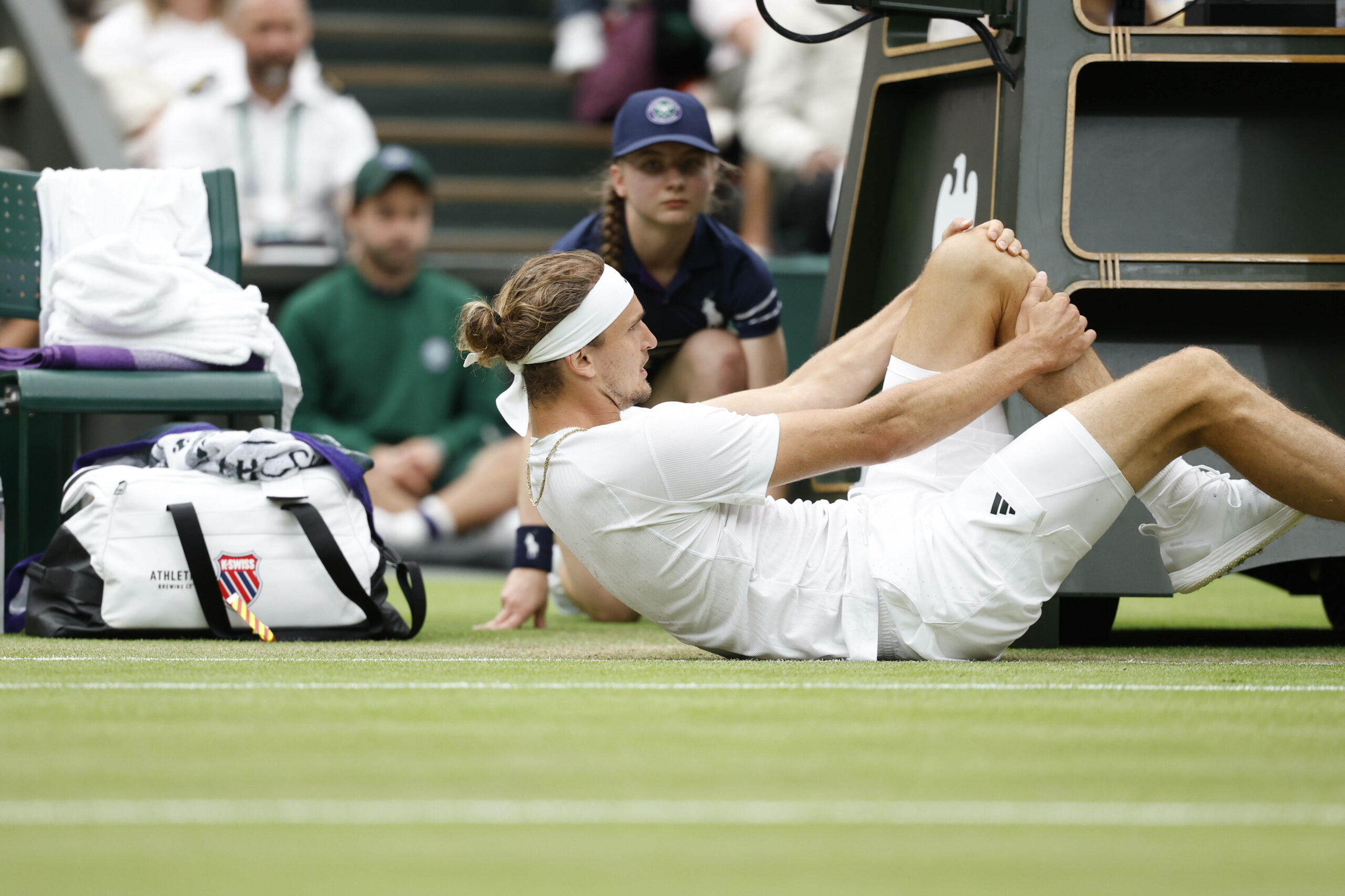 Alexander Zverev hält sich das Knie