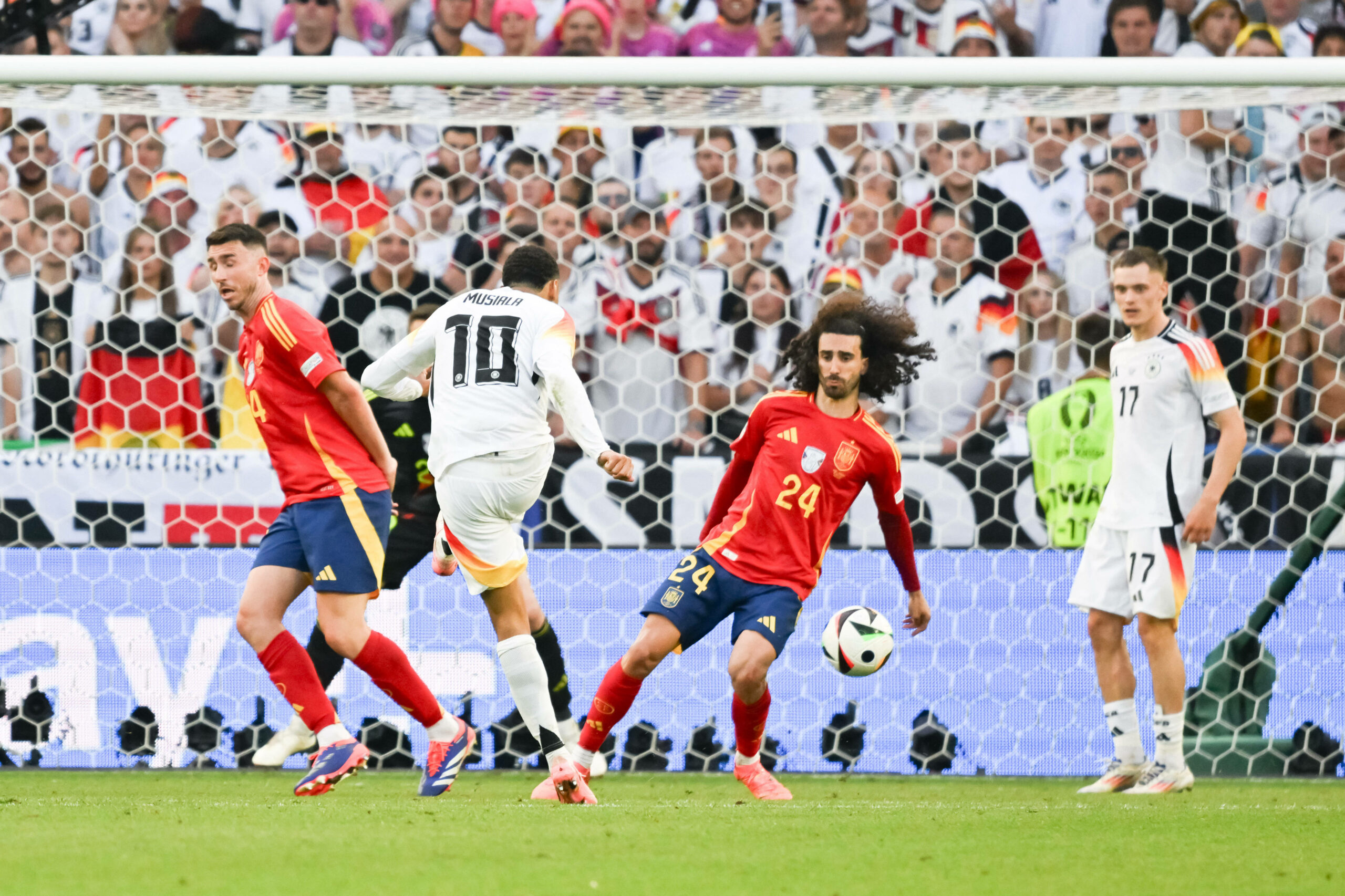 Marc Cucurella bekommt den Ball nach dem Schuss von Jamal Musiala mit der Hand