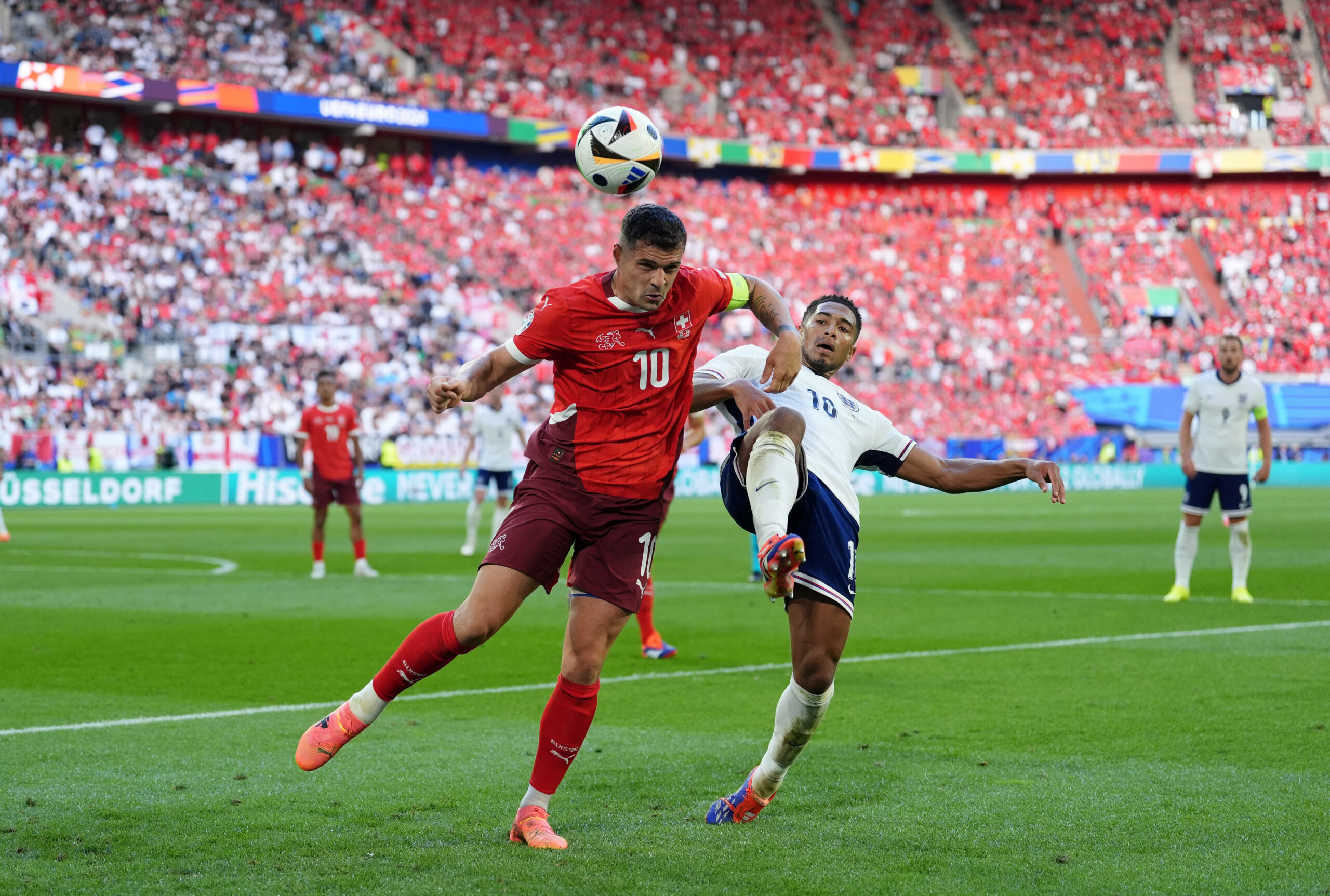 Granit Xhaka ist vor Jude Bellingham am Ball