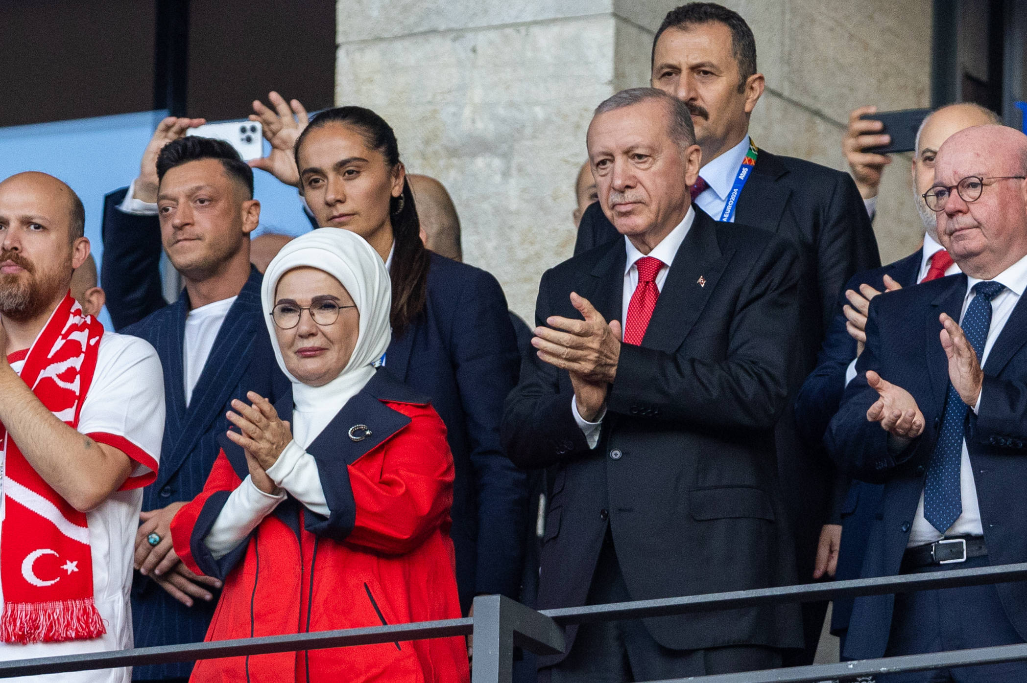 Präsident Erdogan neben seiner Frau auf der Tribüne des Olympiastadions