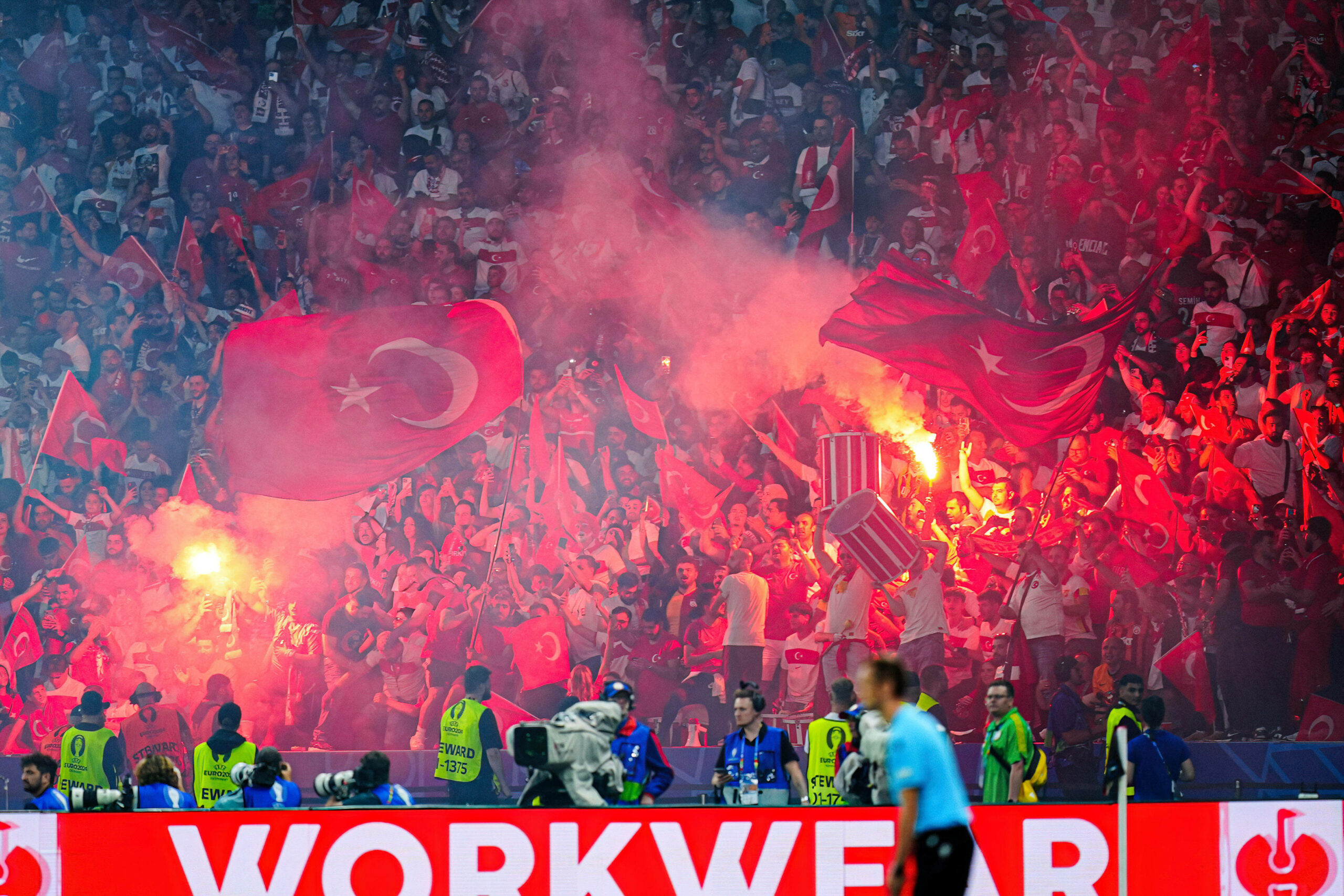 Pyrotechnik im Block der türkischen Fans