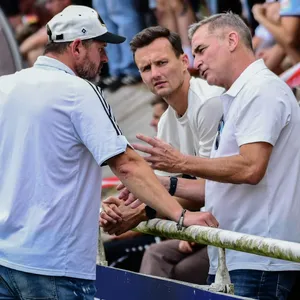 Steffen Baumgart, Claus Costa und Stefan Kuntz unterhalten sich am Spielfeldrand