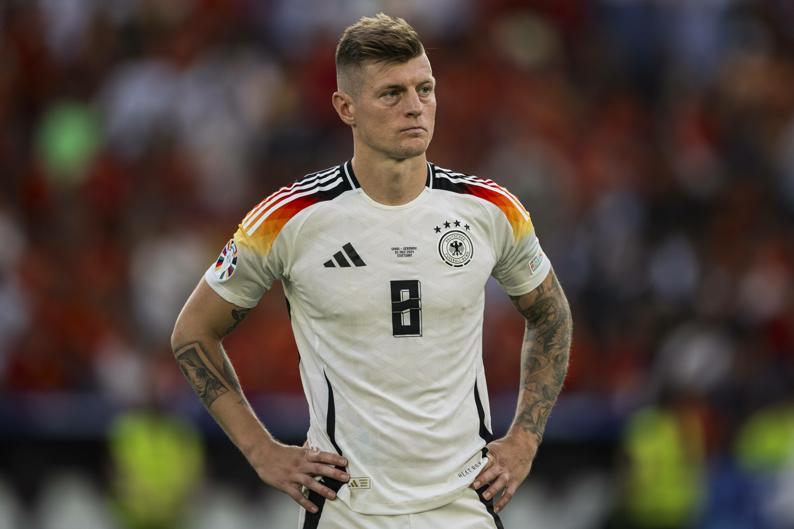 Toni Kroos steht ernüchtert auf dem Rasen, nach der Niederlage gegen Spanien