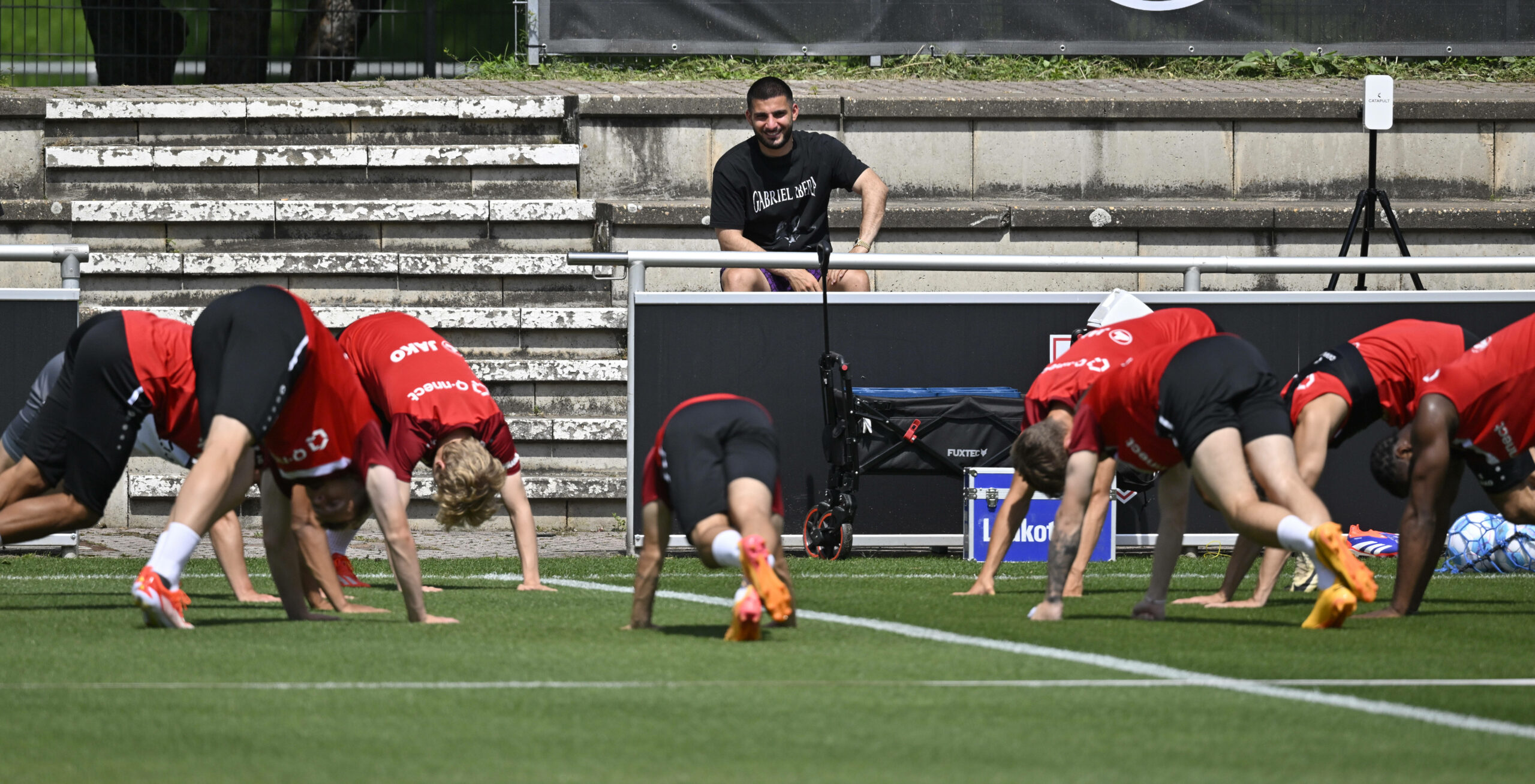 Deniz Undav schaut während seines Urlaubes beim VfB-Training vorbei