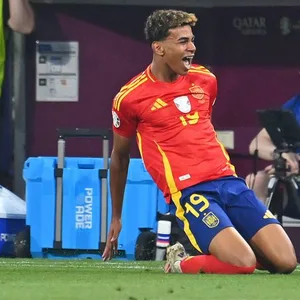 Der Jubel eines Überfliegers: Spaniens Lamine Yamal bejubelt seinen Treffer zum 1:1-Ausgleich.