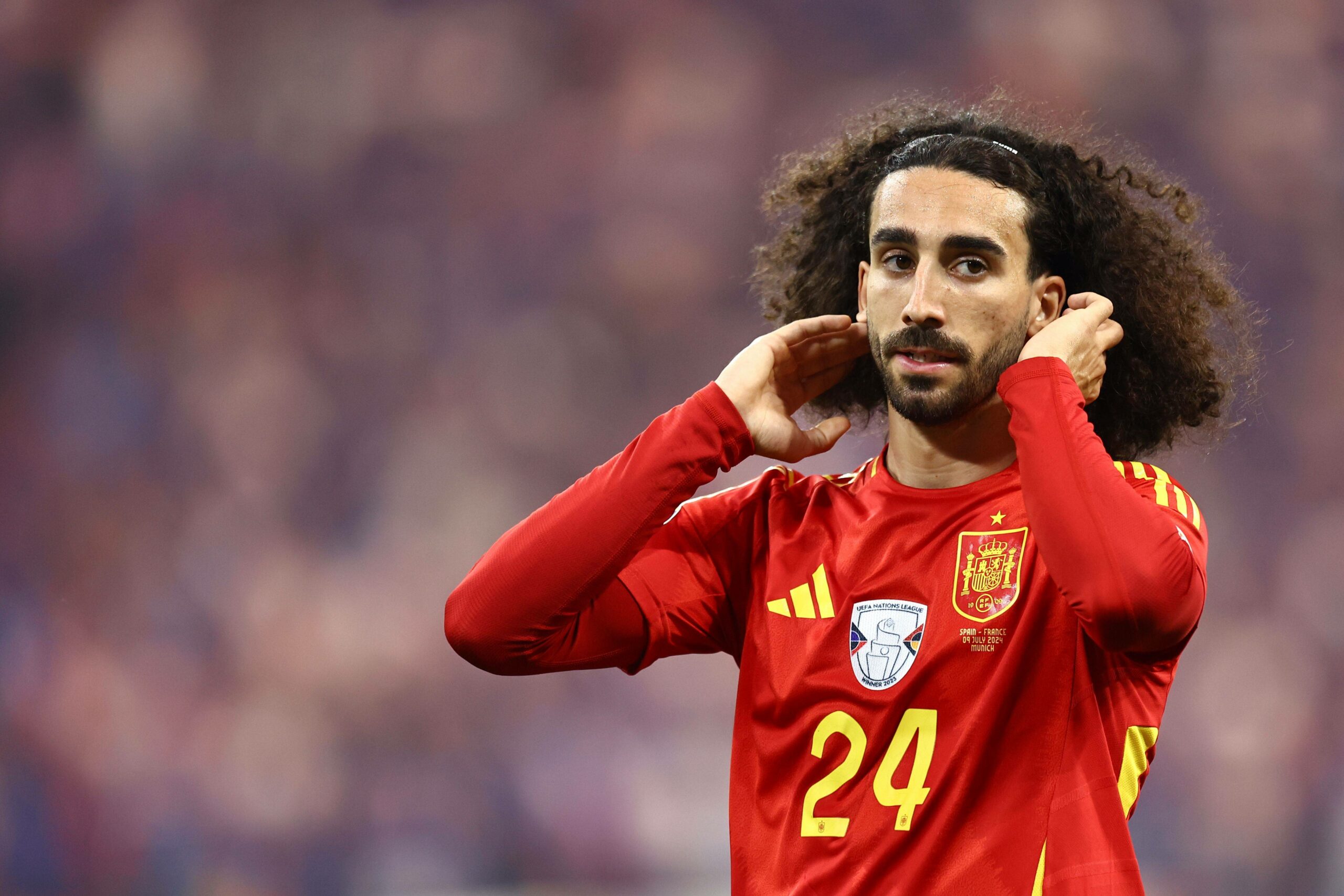 Marc Cucurella geht sich mit den Händen durch die Haare.