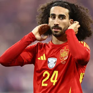 Marc Cucurella geht sich mit den Händen durch die Haare.