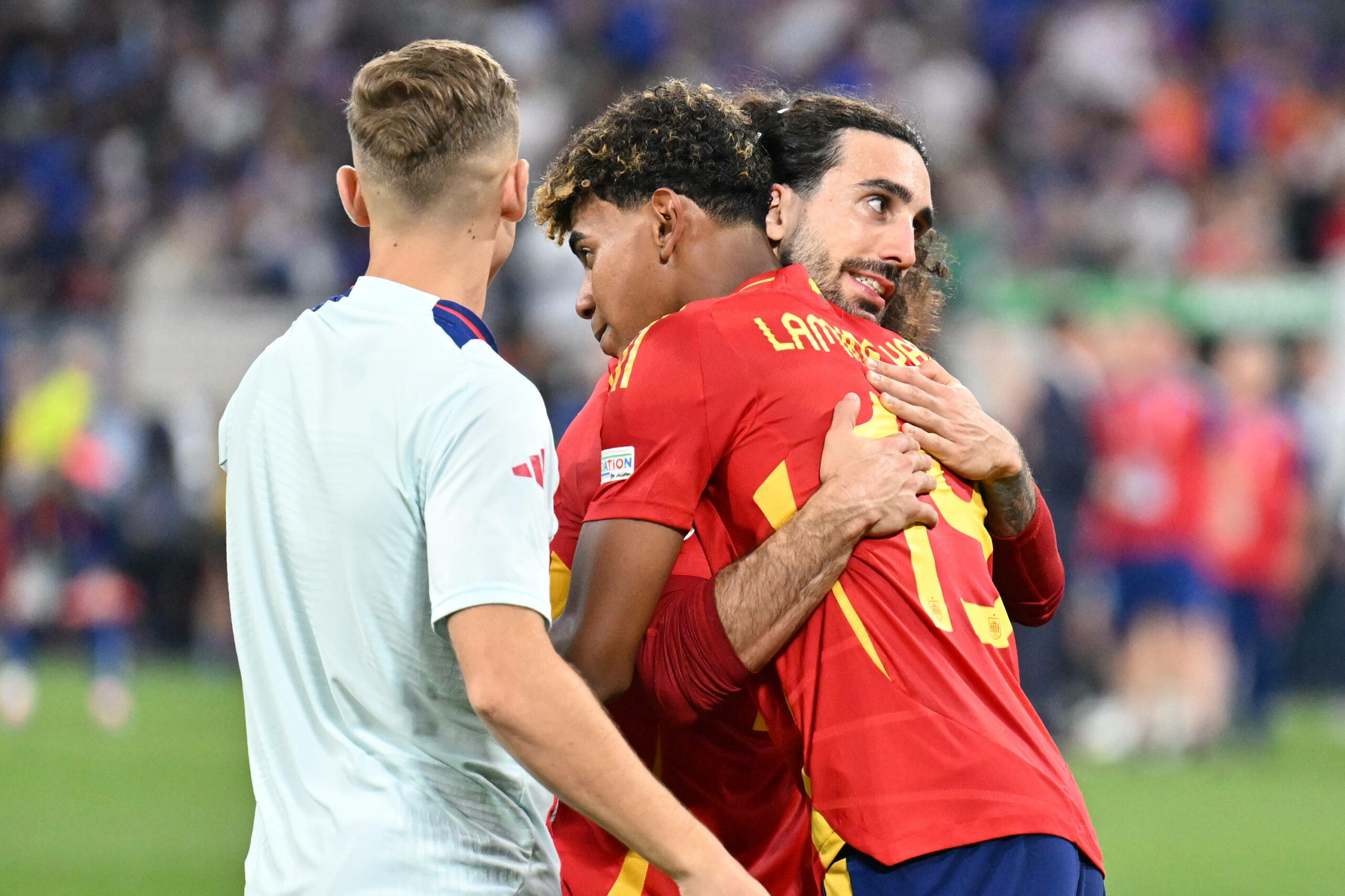 Marc Cucurella wurde nach dem Spiel von Lamine Yamal umarmt.