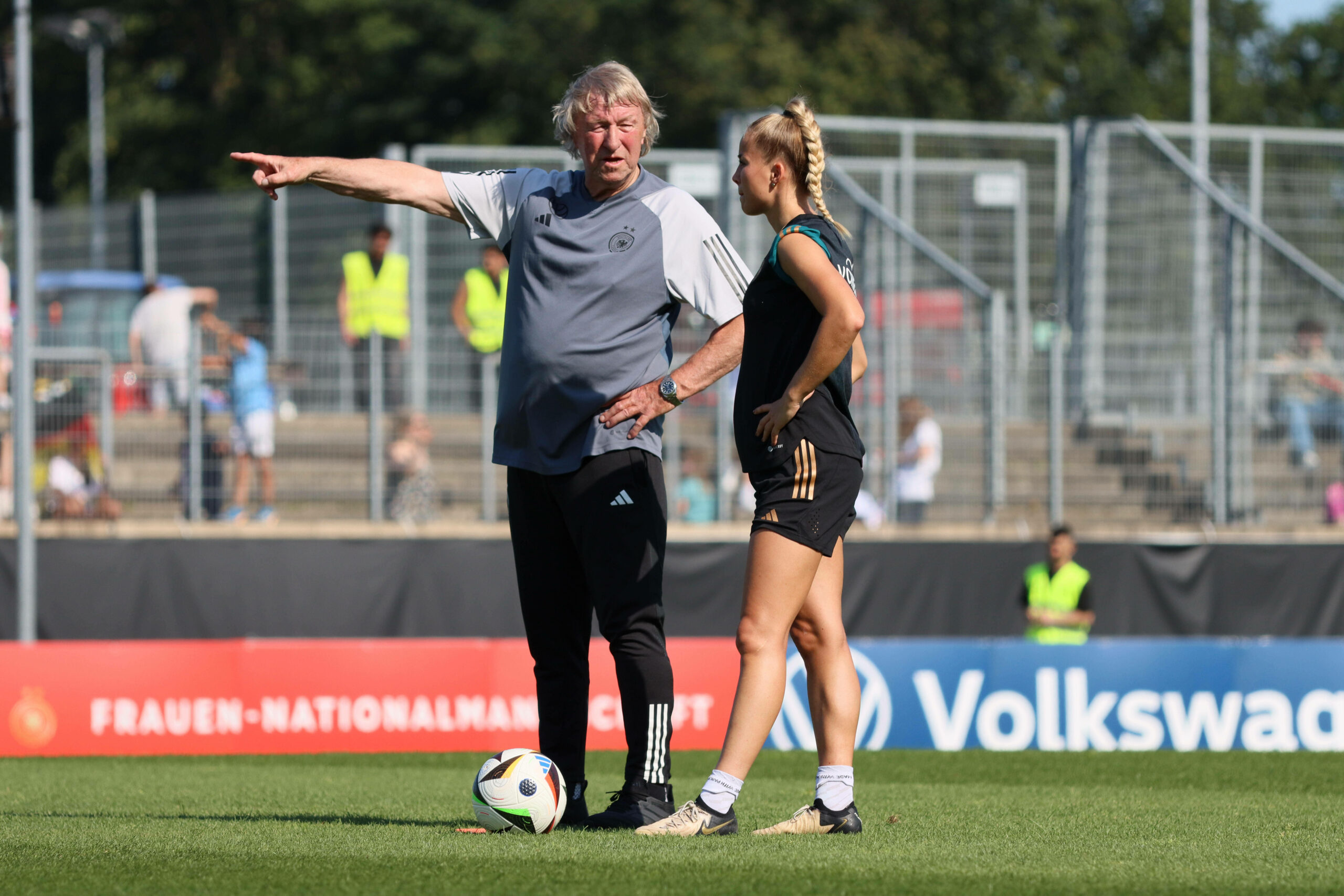 Horst Hrubesch gibt Giulia Gwinn Anweisungen auf dem Trainingsplatz