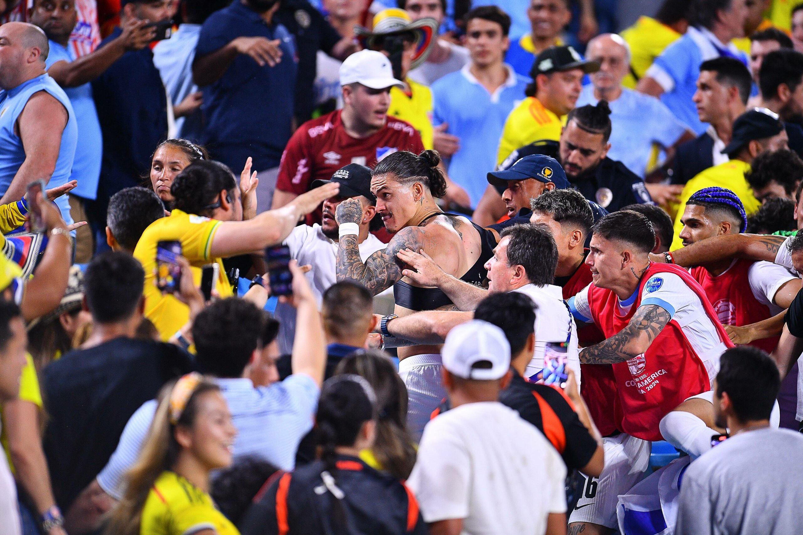 Darwin Nunez auf der Tribüne im Konflikt mit kolumbianischen Fans