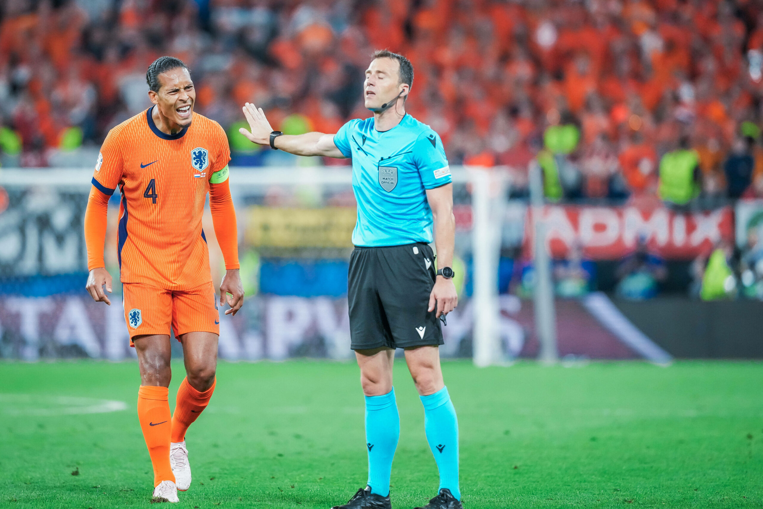 Virgil van Dijk beschwert sich bei Felix Zwayer