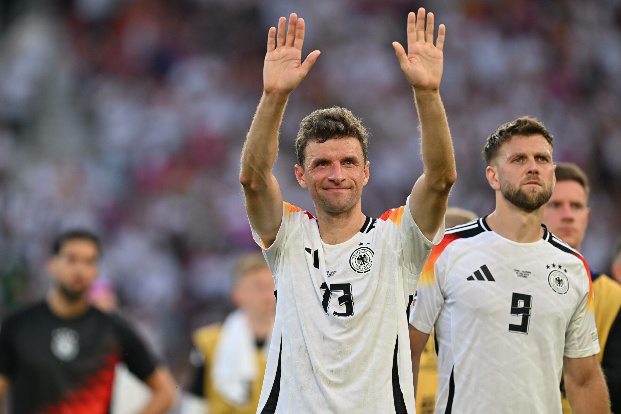 Thomas Müller winkt