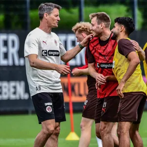 Alexander Blessin scherzt mit Lars Ritzka und Elias Saad