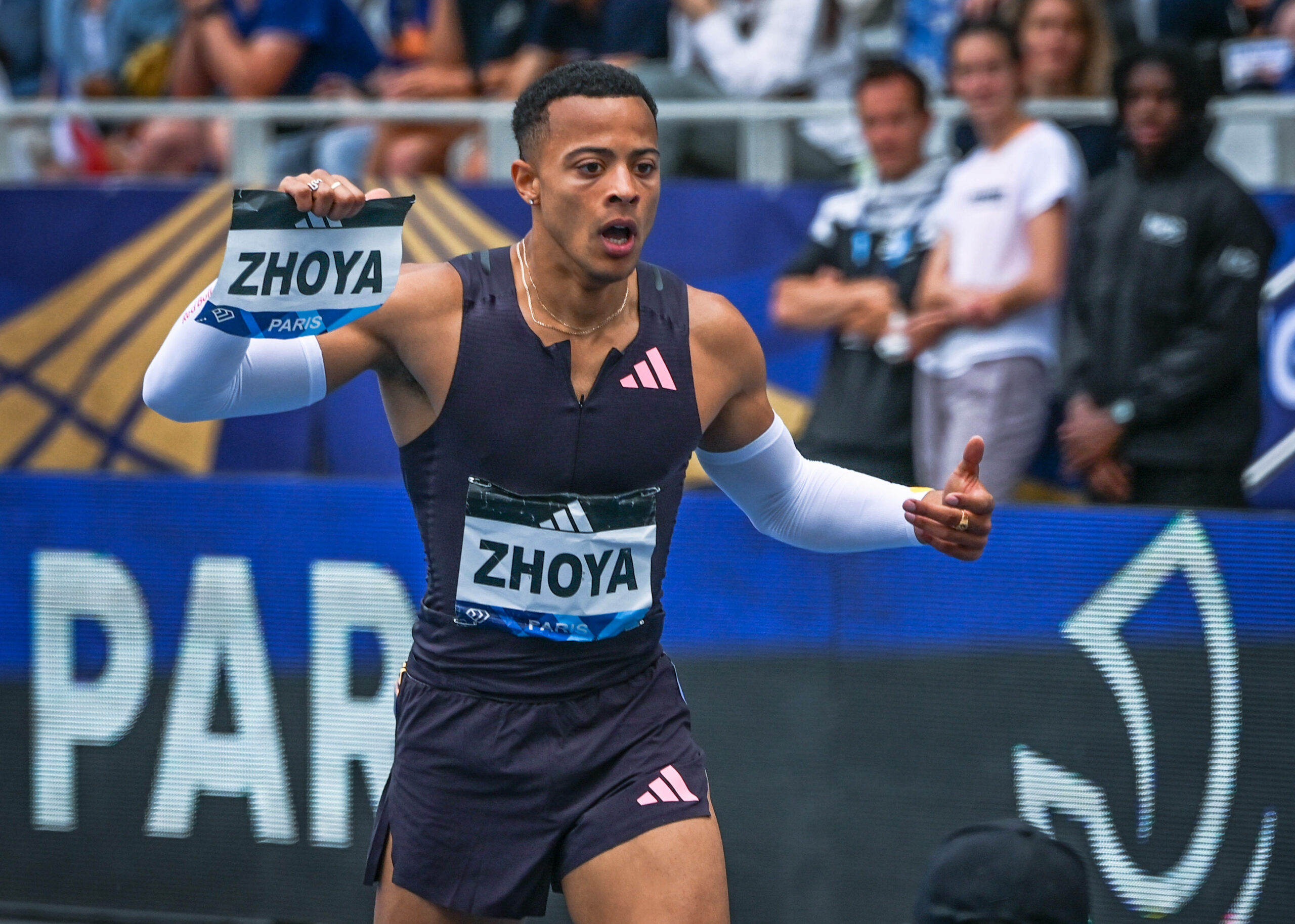 Sasha Zhoya jubelt nach seinem Sieg im Hürdenlauf in der Diamond League.