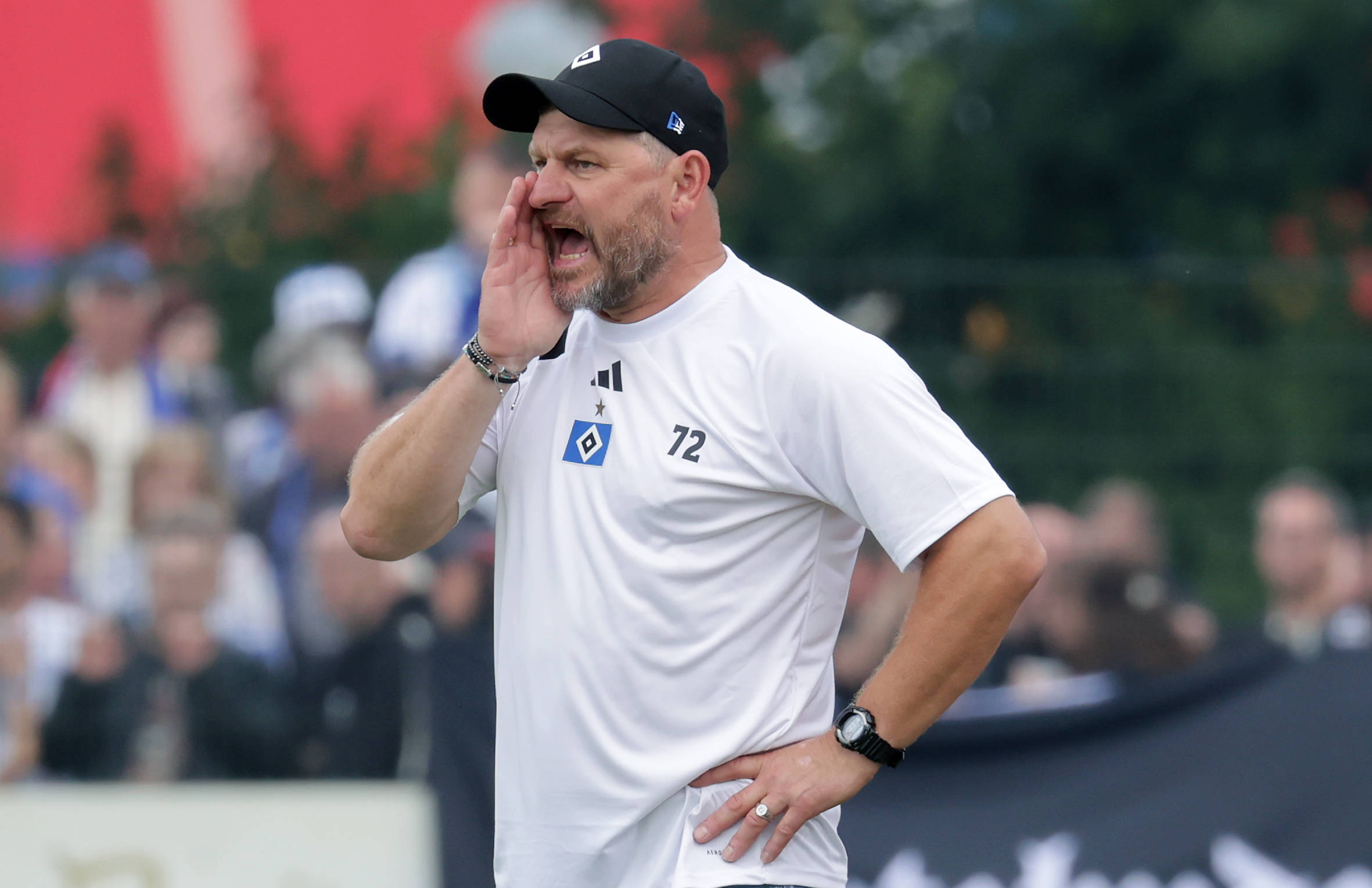 HSV-Trainer Steffen Baumgart gibt beim Testspiel in Drochtersen Anweisungen.