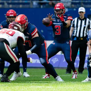 Sea-Devils-Quarterback D’Angelo Fulford fängt einen Snap.