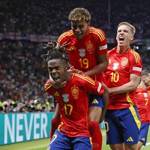 Die neuen Könige Europas: Torschütze Nico Williams, Lamine Yamal und Dani Olmo freuen sich über den Treffer zum 1:0 gegen England.