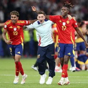 Lamine Yamal, Gavi und Nico Williams jubeln nach dem EM-Sieg Arm in Arm