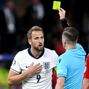 Francois Letexier zeigt Harry Kane die gelbe Karte