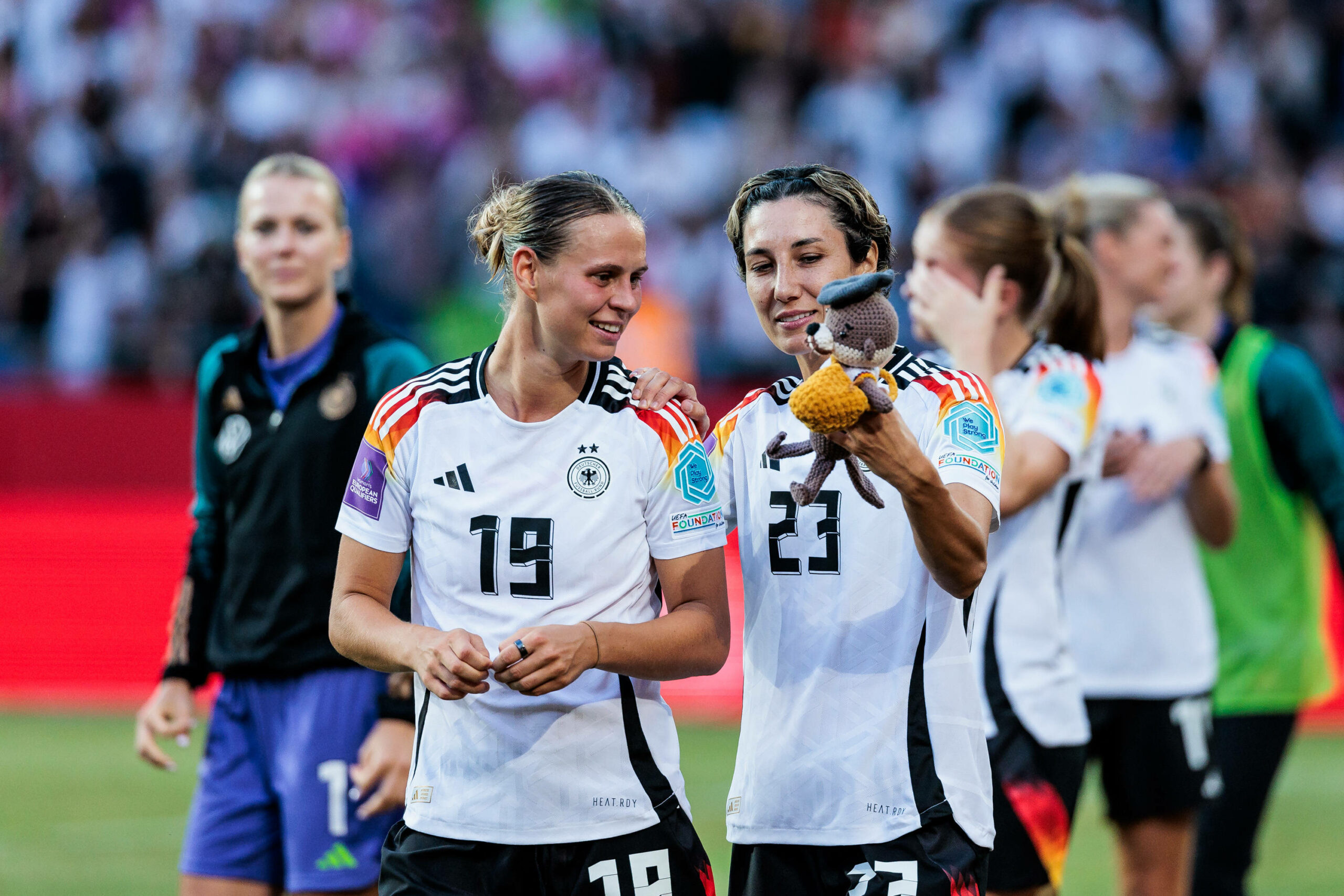 Klara Bühl und Sara Doorsoun mit dem Maskottchen „Ottienne“