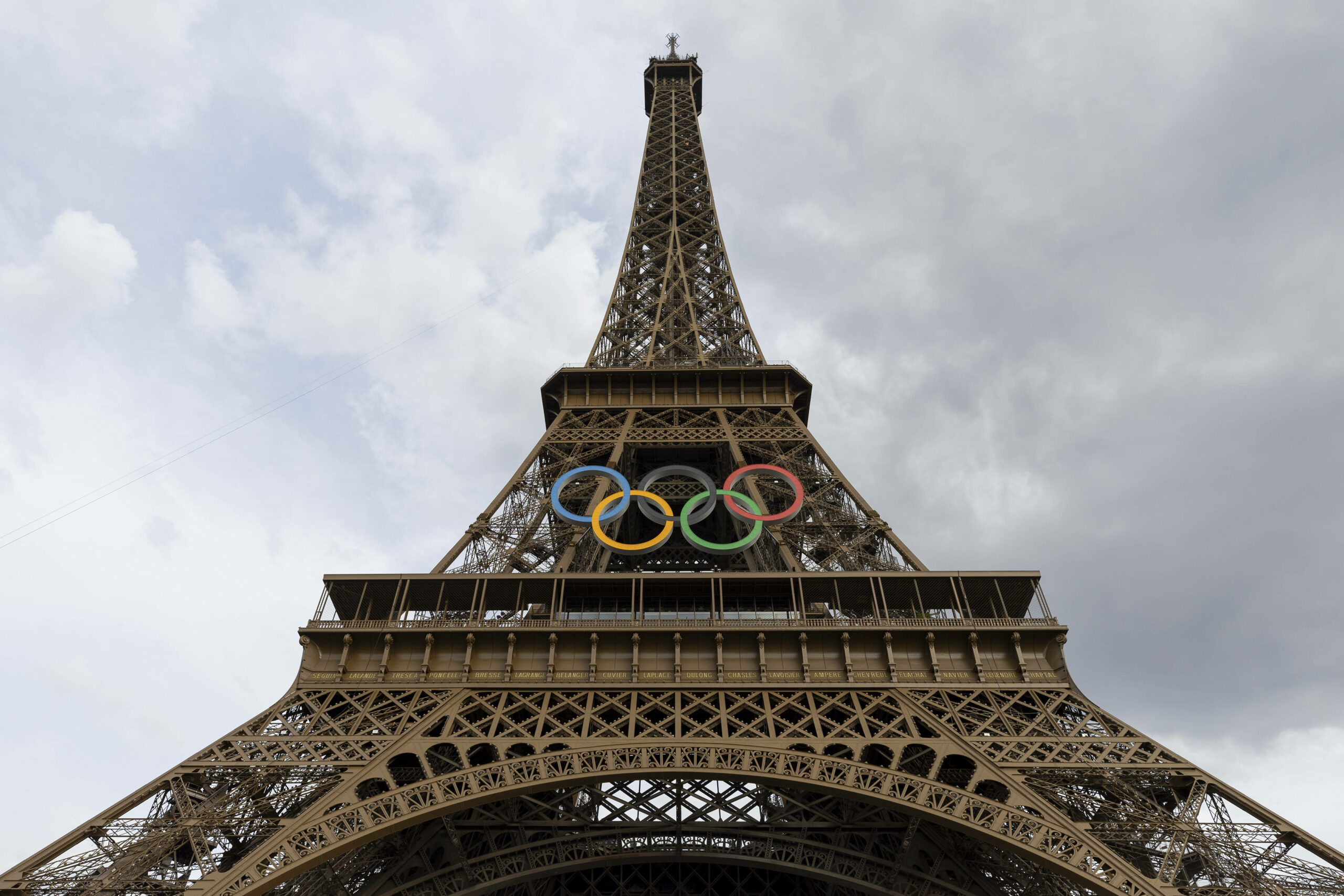 Eiffelturm in Paris mit den olympischen Ringen