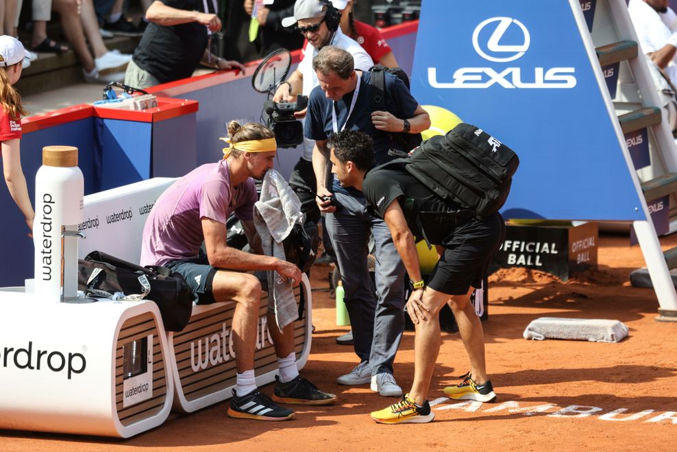 Alexander Zverev plagt sich mit Magenkrämpfen