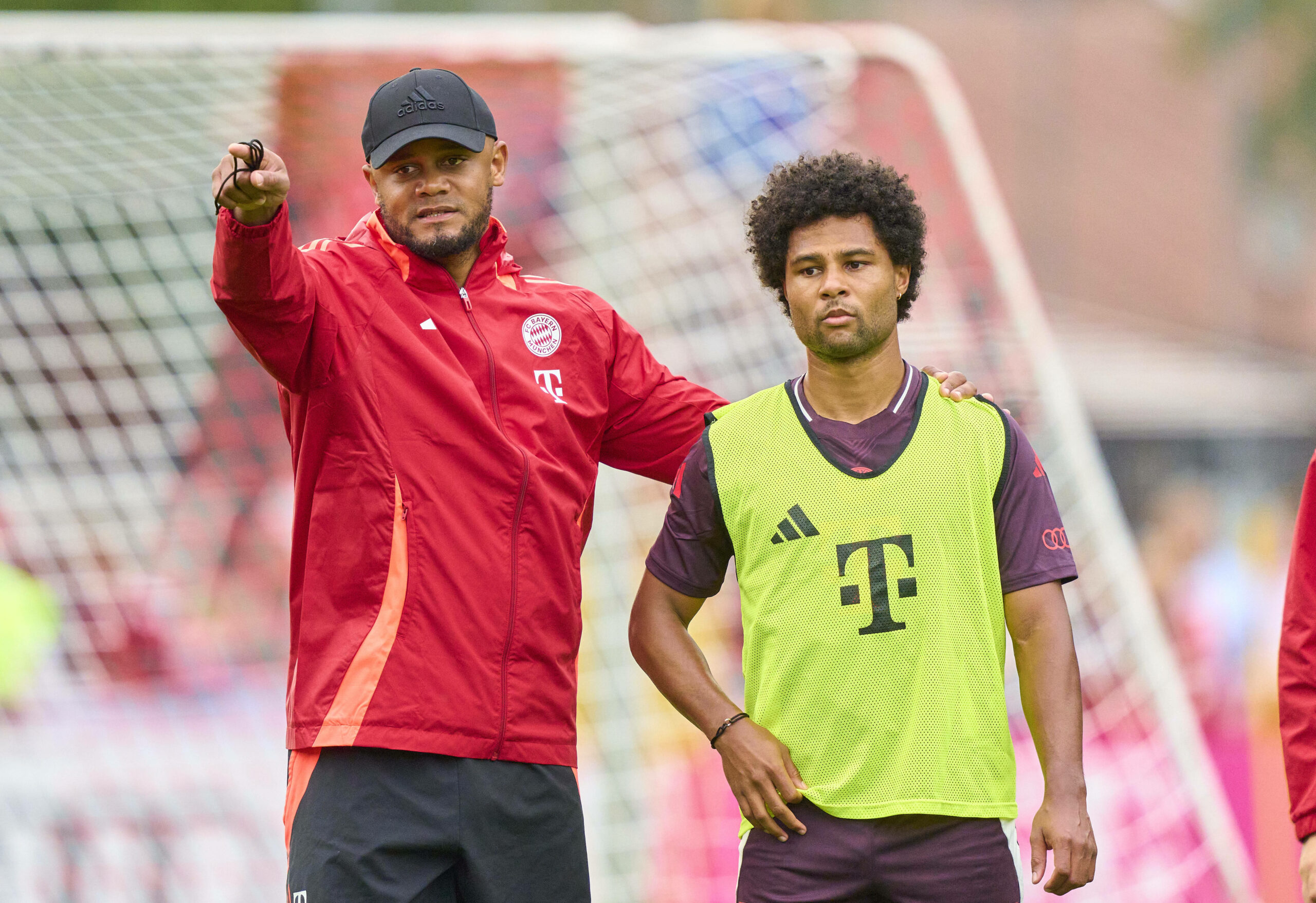 Vincent Kompany und Serge Gnabry beim Training des FC Bayern München