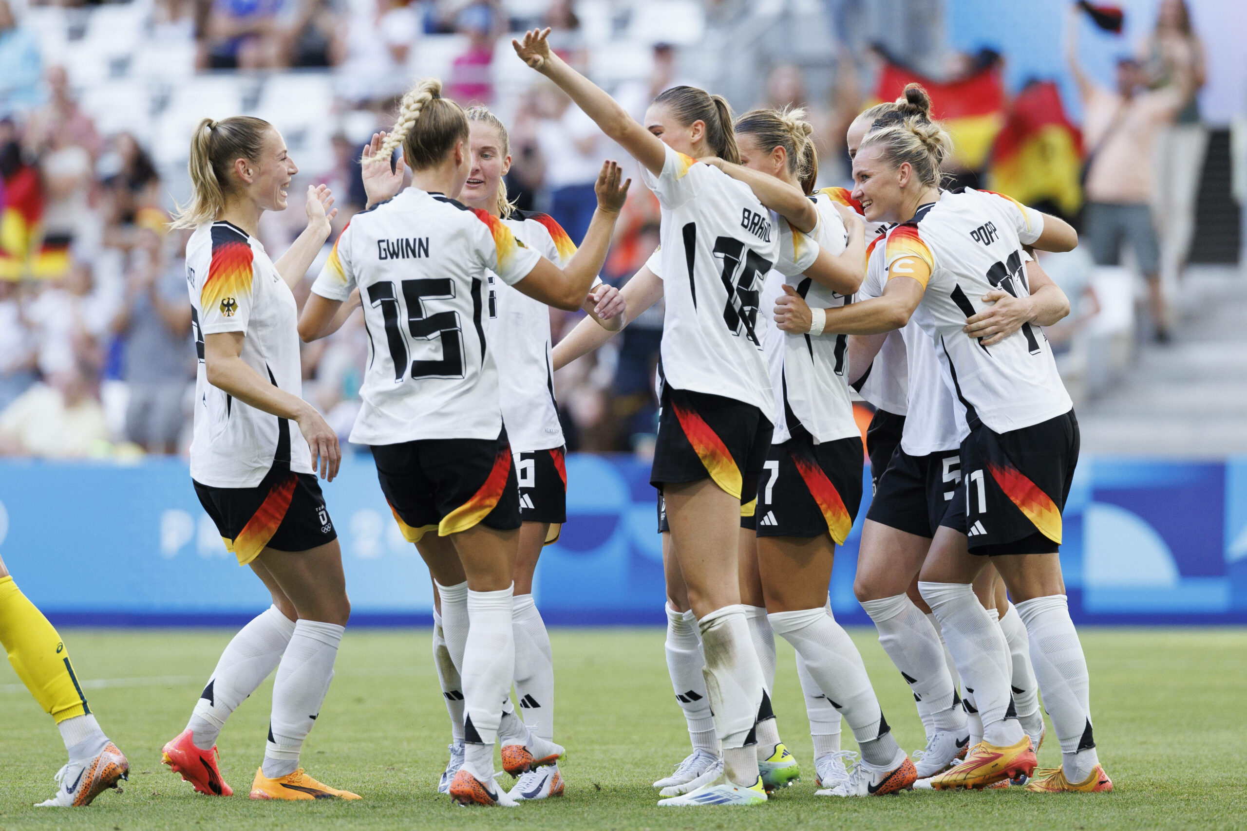 Gelungener Auftakt! Die DFB-Frauen jubeln über den Treffer von Marina Hegering zum 1:0 gegen Australien.